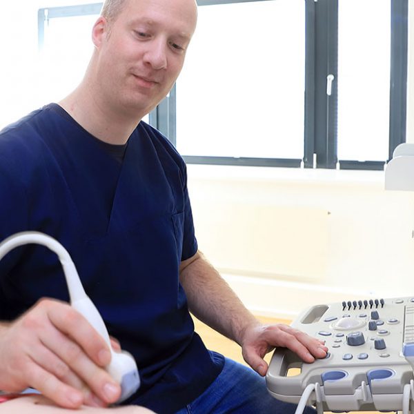 Dr. Thomas Glatzel beim Ultraschall